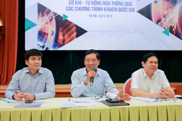 Thứ trưởng Bộ KH&CN Trần Văn Tùng (giữa) phát biểu tại Hội thảo.